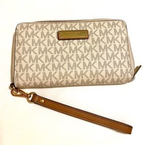 Michael Kors Logo Smartphone Wristlet
